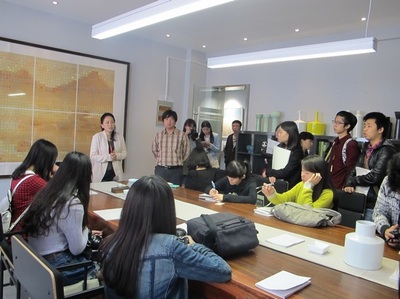 光影与人文的对话 学生记者走进昙华林，探秘舞台艺术造型的幕后策划